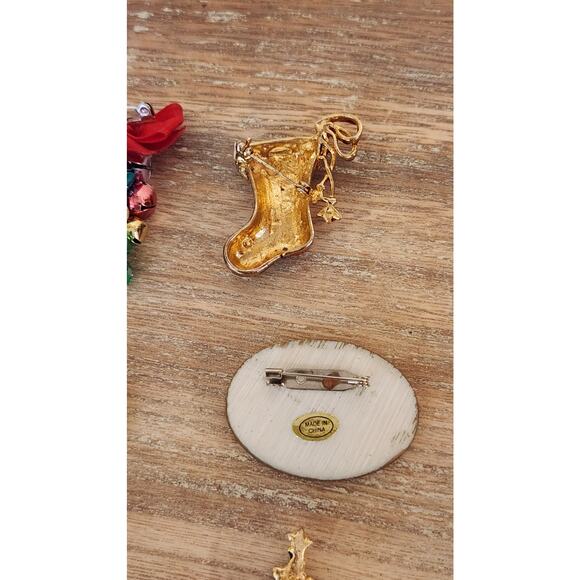 🎄 Vintage Christmas Holiday Brooch Pin Lot – Set of 7 – Festive Jewelry - Picture 13 of 16